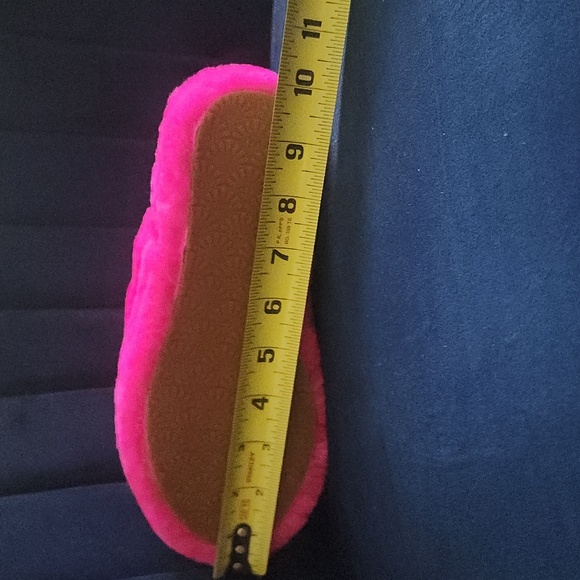 UGG VIBRANT PINK FUZZY SLIPPERS Size 4. - Picture 4 of 9